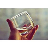 Whisky-Tasting Hamburg – Mann mit Hosenträgern riecht an einem Whisky