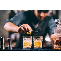 Whisky-Tasting Köln - Barkeeper macht Drinks
