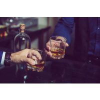 Whisky-Tasting Köln – Zwei Männer stoßen mit Whisky an