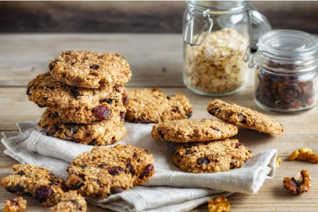 Gesunder Backkurs Bonn – Frau mit Cookie