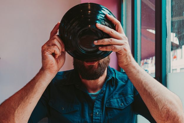 Asia-Kurs Bonn – Mann trinkt aus Suppenschüssel