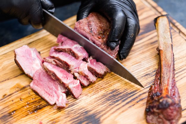 Grillkurs in Bonn - Steak schneiden