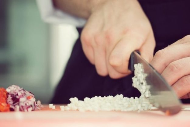 kalifornische Küche Hannover – Zwiebel schneiden