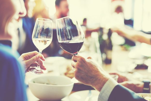 Single-Kochkurs Bonn – Frau und Mann stoßen an