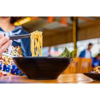 Asia-Kurs Bonn – Frau isst Ramen-Suppe