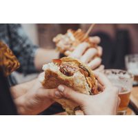 Burger-Kochkurs online – Frau isst Burger 