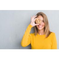 Gesunder Backkurs Bonn – Frau mit Cookie