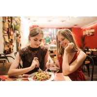 Kulinarische Stadtführung Frankfurt – Freundinnen sitzen in Restaurant