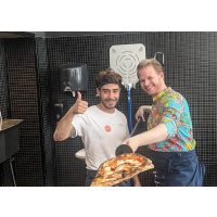 Online Kochkurs Pizza: Julian und Pablo in Aktion
