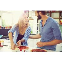 Single-Kochkurs Bonn– Frau und Mann lachen und belegen gemeinsam eine Pizza