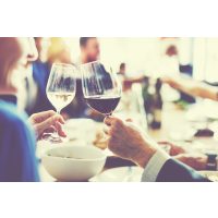 Single-Kochkurs Bonn – Frau und Mann stoßen an