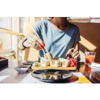 Sushi-Kurs Hamburg Altona – Frau isst Sushi