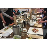 Sushi-Kurs-Bonn – Gruppe beim Sushi zubereiten
