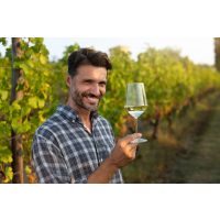 Wein-Tasting Hamburg – Weinbauer in seinem Weinberg