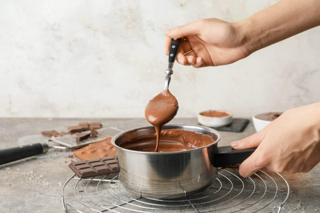 Schokoladen-Workshop Düsseldorf – mit Nüssen garnieren