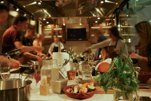 Kochkurs Düsseldorf – Männer stoßen mit Bier an