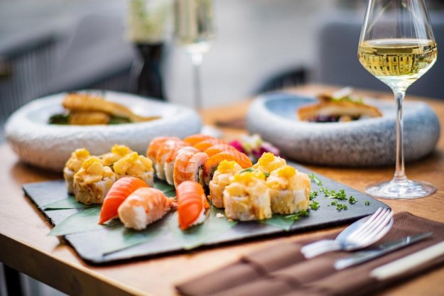 Weinprobe mit Sushi in München – edel gedeckte Tafel
