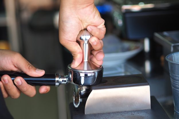 Barista-Kurs Berlin – Kaffeepulver andrücken