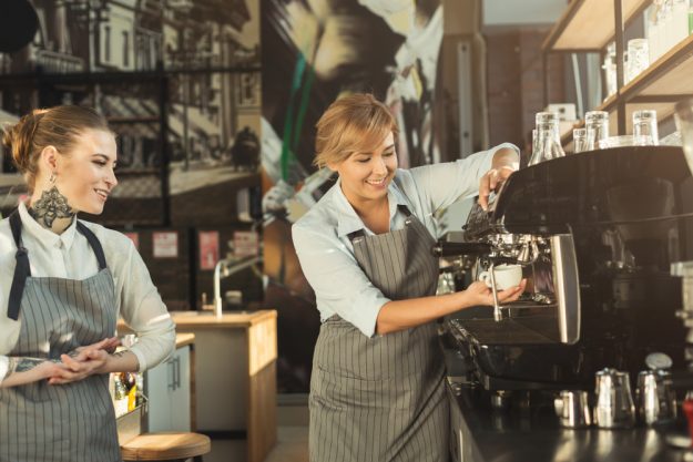 Barista-Kurs Düsseldorf – Frauen kochen Espresso