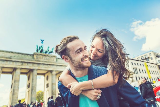 Kulinarische Stadtführung Berlin – Paar vor dem Brandenburger Tor