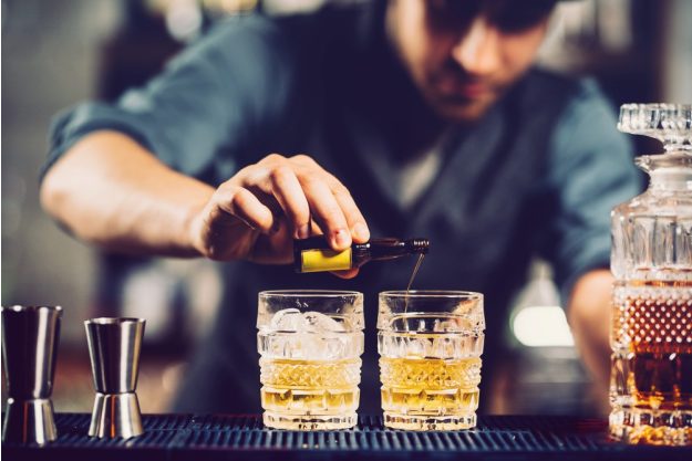 Rum-Tasting Berlin – Barmann mixt Drink mit Rum 