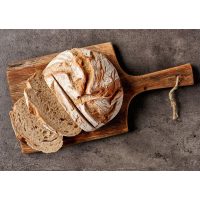 Backkurs Kitzingen: Brot auf Holzbrett