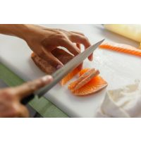 Japanischer Kochkurs Berlin – Lachs fein schneiden