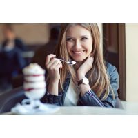 Kulinarische Stadtführung Düsseldorf – Frau isst Dessert