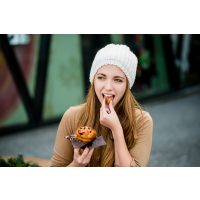 Kulinarische Stadtführung in Düsseldorf – Frau isst Kuchen