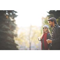 Kulinarische Stadtführung in Düsseldorf –  Paar geht spazieren