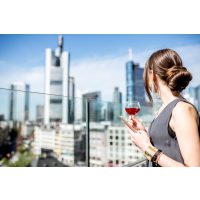 Kulinarische Stadtführung Frankfurt – Frau trinkt Wein 