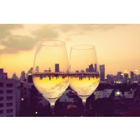 Kulinarische Stadtführung-Gutschein – Weingläser vor der Skyline