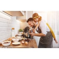 Männer-Kochkurs Düsseldorf – Mann mit Tochter in der Küche