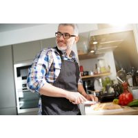 Männer-Kochkurs Düsseldorf – zufriedener Mann in der Küche