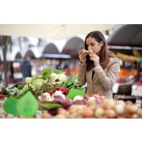 Vegetarischer Kochkurs Stuttgart - Frau auf dem Gemüsemarkt