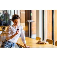 Weinprobe München –  Frau trinkt Wein