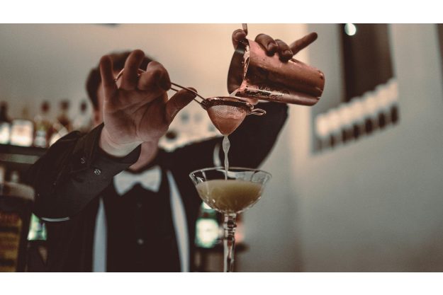 Cocktailkurs Berlin – Drink abseihen