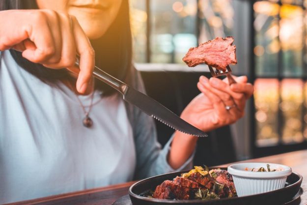 Fleisch-Kochkurs Nürnberg – Frau isst Steak
