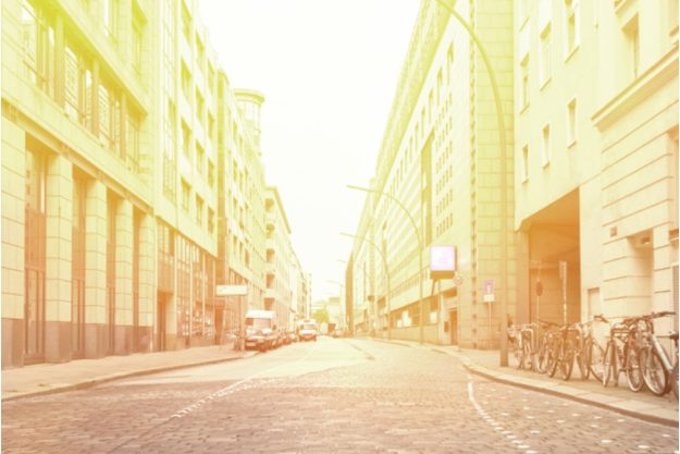 Kulinarische Stadtführung Hamburg – Straße im Abendlicht in St. Georg