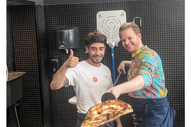 Online Kochkurs Pizza: Julian und Pablo in Aktion