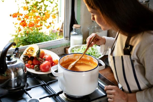 Saucen-Kochkurs Nürnberg – Frau rührt Sauce