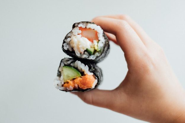 Sushi-Kochkurs-Filderstadt – Sushi in der Hand