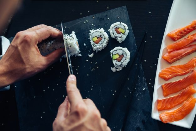 Sushi-Kurs Nürnberg – Sushi-Rolle schneiden