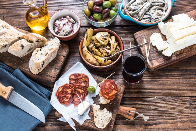Tapas-Kochkurs Heidelberg – Tapas auf Holztisch