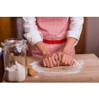 Backkurs Nürnberg – Frau knetet Lebkuchenteig