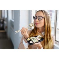 Sushi-Kurs Berlin –  Frau isst Sushi